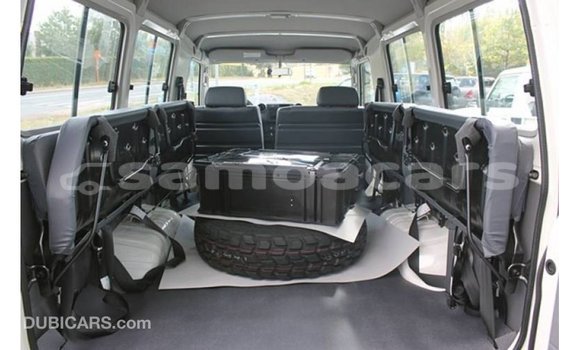 Acheter Import Voiture Toyota Land Cruiser Blanc à Import - Dubai, A'ana Acheter Import Voiture Toyota Land Cruiser Blanc à Import - Dubai, A'ana