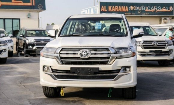 Acheter Import Voiture Toyota Land Cruiser Blanc à Import - Dubai, A'ana Acheter Import Voiture Toyota Land Cruiser Blanc à Import - Dubai, A'ana