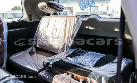 Acheter Import Voiture Toyota Land Cruiser Blanc à Import - Dubai, A'ana Acheter Import Voiture Toyota Land Cruiser Blanc à Import - Dubai, A'ana