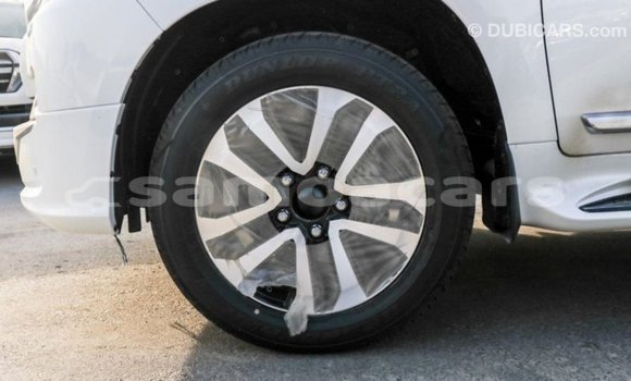 Acheter Import Voiture Toyota Land Cruiser Blanc à Import - Dubai, A'ana Acheter Import Voiture Toyota Land Cruiser Blanc à Import - Dubai, A'ana