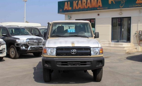 Acheter Import Voiture Toyota Land Cruiser Beige à Import - Dubai, A'ana Acheter Import Voiture Toyota Land Cruiser Beige à Import - Dubai, A'ana
