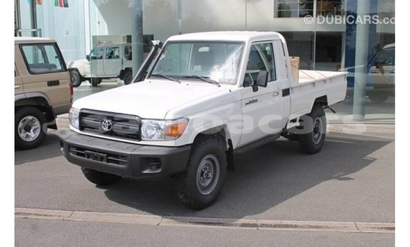 Acheter Import Voiture Toyota Land Cruiser Blanc à Import - Dubai, A'ana Acheter Import Voiture Toyota Land Cruiser Blanc à Import - Dubai, A'ana