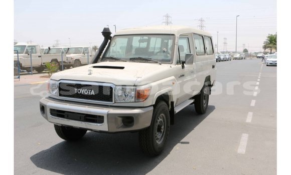 Acheter Import Voiture Toyota Land Cruiser Blanc à Import - Dubai, A'ana Acheter Import Voiture Toyota Land Cruiser Blanc à Import - Dubai, A'ana