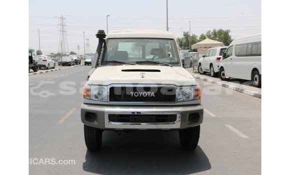 Acheter Import Voiture Toyota Land Cruiser Blanc à Import - Dubai, A'ana Acheter Import Voiture Toyota Land Cruiser Blanc à Import - Dubai, A'ana