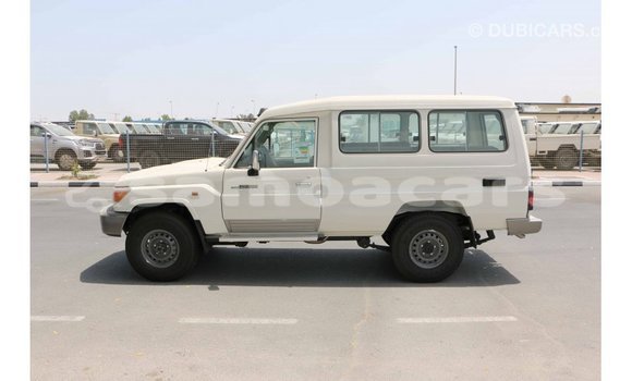 Acheter Import Voiture Toyota Land Cruiser Blanc à Import - Dubai, A'ana Acheter Import Voiture Toyota Land Cruiser Blanc à Import - Dubai, A'ana