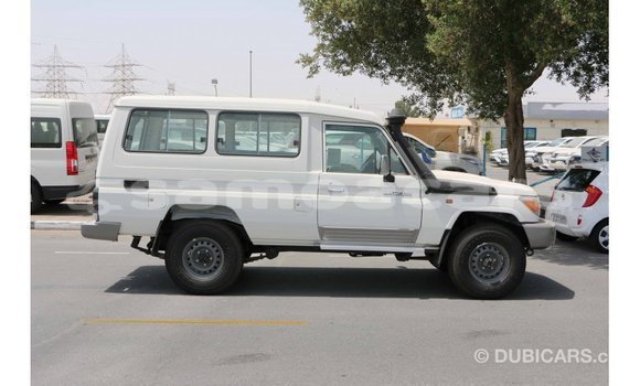 Acheter Import Voiture Toyota Land Cruiser Blanc à Import - Dubai, A'ana Acheter Import Voiture Toyota Land Cruiser Blanc à Import - Dubai, A'ana