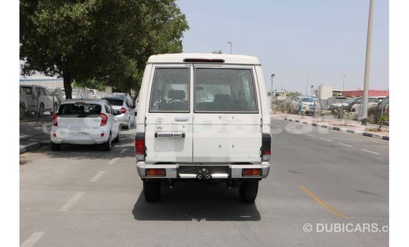 Acheter Import Voiture Toyota Land Cruiser Blanc à Import - Dubai, A'ana Acheter Import Voiture Toyota Land Cruiser Blanc à Import - Dubai, A'ana