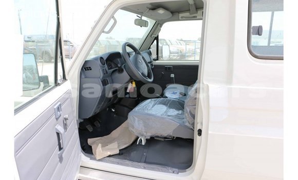 Acheter Import Voiture Toyota Land Cruiser Blanc à Import - Dubai, A'ana Acheter Import Voiture Toyota Land Cruiser Blanc à Import - Dubai, A'ana