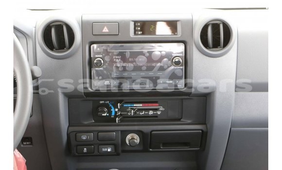 Acheter Import Voiture Toyota Land Cruiser Blanc à Import - Dubai, A'ana Acheter Import Voiture Toyota Land Cruiser Blanc à Import - Dubai, A'ana