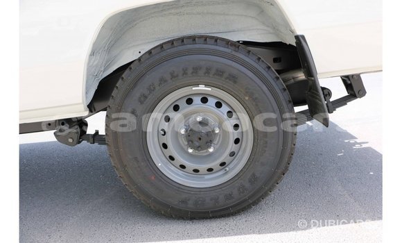 Acheter Import Voiture Toyota Land Cruiser Blanc à Import - Dubai, A'ana Acheter Import Voiture Toyota Land Cruiser Blanc à Import - Dubai, A'ana