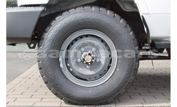 Acheter Import Voiture Toyota Land Cruiser Blanc à Import - Dubai, A'ana Acheter Import Voiture Toyota Land Cruiser Blanc à Import - Dubai, A'ana