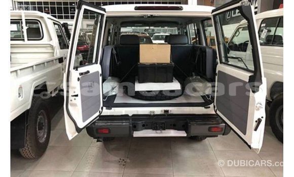 Acheter Import Voiture Toyota Land Cruiser Blanc à Import - Dubai, A'ana Acheter Import Voiture Toyota Land Cruiser Blanc à Import - Dubai, A'ana