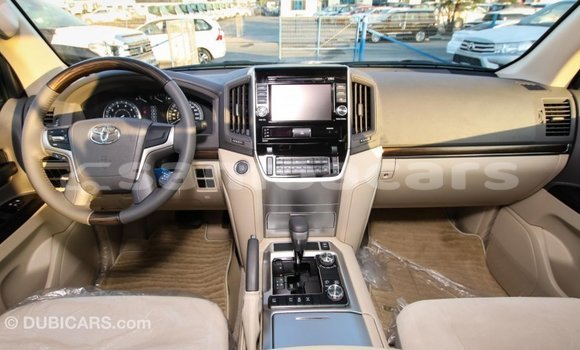 Acheter Import Voiture Toyota Land Cruiser Blanc à Import - Dubai, A'ana Acheter Import Voiture Toyota Land Cruiser Blanc à Import - Dubai, A'ana