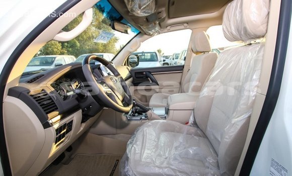 Acheter Import Voiture Toyota Land Cruiser Blanc à Import - Dubai, A'ana Acheter Import Voiture Toyota Land Cruiser Blanc à Import - Dubai, A'ana