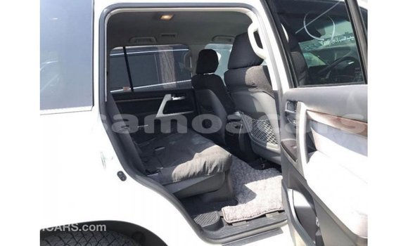 Buy Import Toyota Land Cruiser White Car in Import - Dubai in A'ana Buy Import Toyota Land Cruiser White Car in Import - Dubai in A'ana
