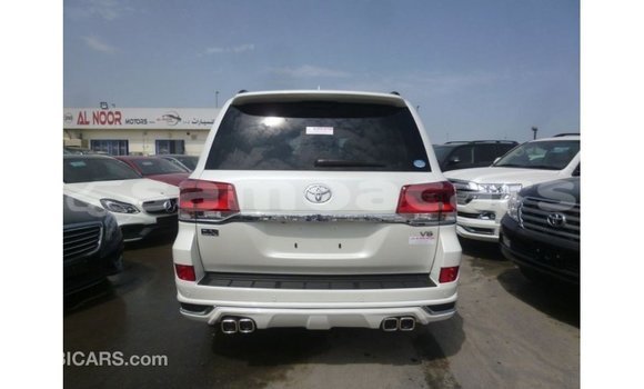 Buy Import Toyota Land Cruiser White Car in Import - Dubai in A'ana Buy Import Toyota Land Cruiser White Car in Import - Dubai in A'ana