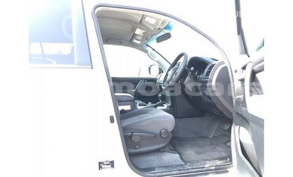 Buy Import Toyota Land Cruiser White Car in Import - Dubai in A'ana Buy Import Toyota Land Cruiser White Car in Import - Dubai in A'ana