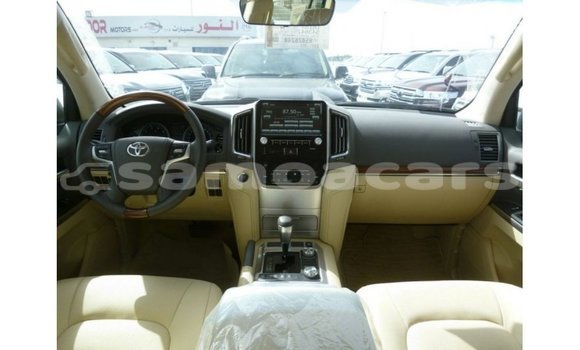 Buy Import Toyota Land Cruiser White Car in Import - Dubai in A'ana Buy Import Toyota Land Cruiser White Car in Import - Dubai in A'ana