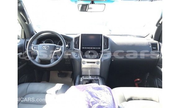 Buy Import Toyota Land Cruiser White Car in Import - Dubai in A'ana Buy Import Toyota Land Cruiser White Car in Import - Dubai in A'ana