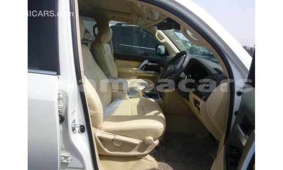 Buy Import Toyota Land Cruiser White Car in Import - Dubai in A'ana Buy Import Toyota Land Cruiser White Car in Import - Dubai in A'ana