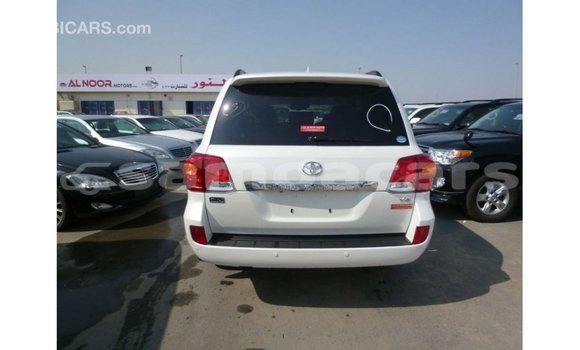 Buy Import Toyota Land Cruiser White Car in Import - Dubai in A'ana Buy Import Toyota Land Cruiser White Car in Import - Dubai in A'ana
