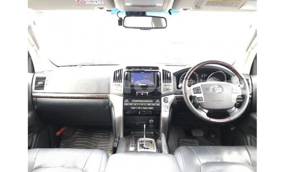 Buy Import Toyota Land Cruiser White Car in Import - Dubai in A'ana Buy Import Toyota Land Cruiser White Car in Import - Dubai in A'ana