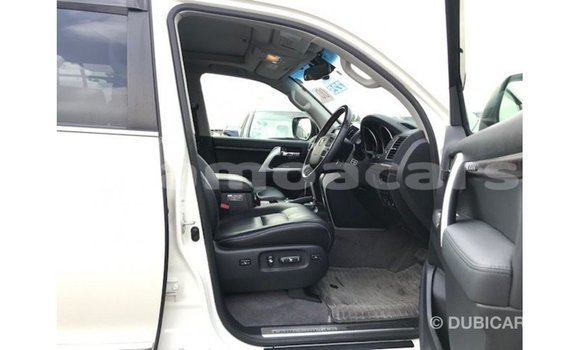 Buy Import Toyota Land Cruiser White Car in Import - Dubai in A'ana Buy Import Toyota Land Cruiser White Car in Import - Dubai in A'ana