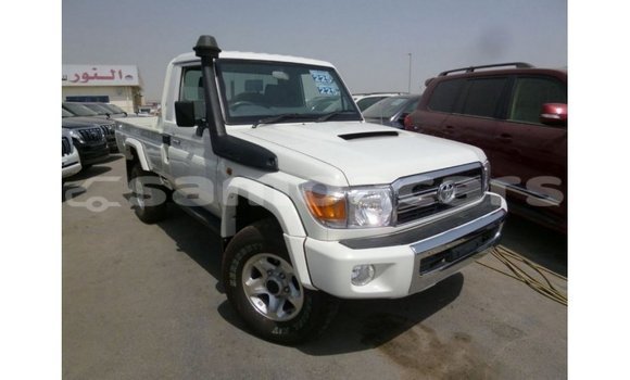 Acheter Import Voiture Toyota Land Cruiser Blanc à Import - Dubai, A'ana Acheter Import Voiture Toyota Land Cruiser Blanc à Import - Dubai, A'ana