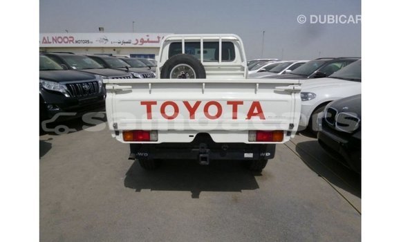 Acheter Import Voiture Toyota Land Cruiser Blanc à Import - Dubai, A'ana Acheter Import Voiture Toyota Land Cruiser Blanc à Import - Dubai, A'ana
