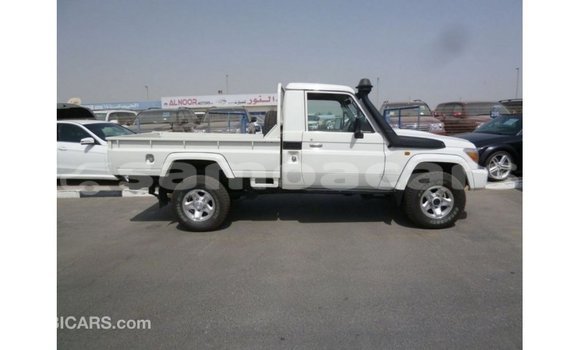 Acheter Import Voiture Toyota Land Cruiser Blanc à Import - Dubai, A'ana Acheter Import Voiture Toyota Land Cruiser Blanc à Import - Dubai, A'ana