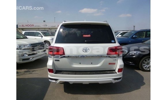 Buy Import Toyota Land Cruiser White Car in Import - Dubai in A'ana Buy Import Toyota Land Cruiser White Car in Import - Dubai in A'ana