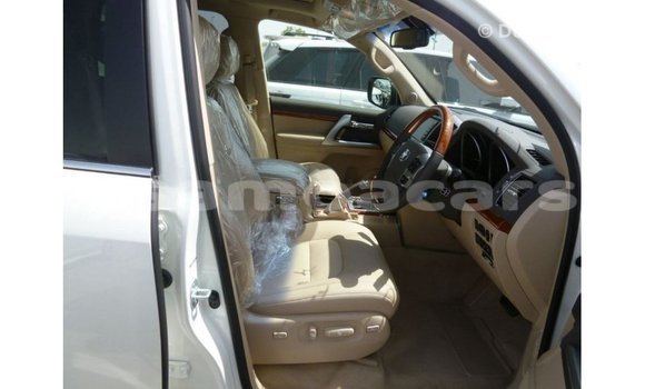 Buy Import Toyota Land Cruiser White Car in Import - Dubai in A'ana Buy Import Toyota Land Cruiser White Car in Import - Dubai in A'ana