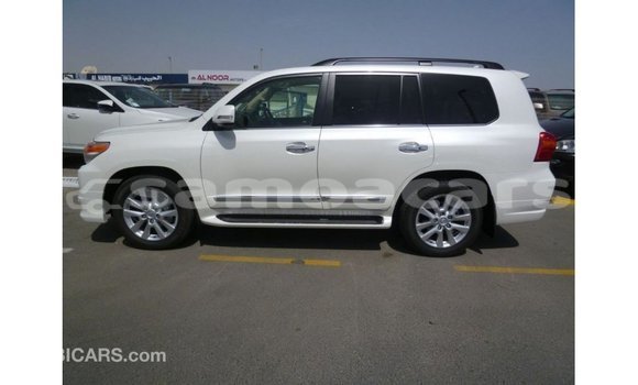 Buy Import Toyota Land Cruiser White Car in Import - Dubai in A'ana Buy Import Toyota Land Cruiser White Car in Import - Dubai in A'ana