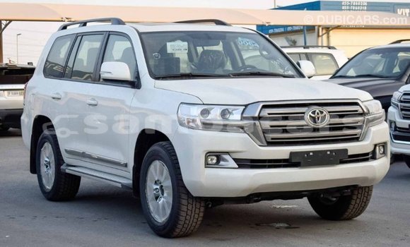 Acheter Import Voiture Toyota Land Cruiser Blanc à Import - Dubai, A'ana Acheter Import Voiture Toyota Land Cruiser Blanc à Import - Dubai, A'ana