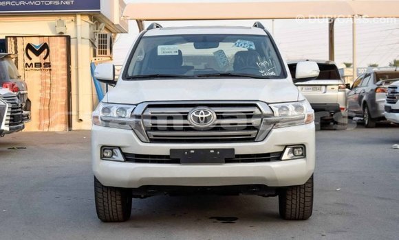 Acheter Import Voiture Toyota Land Cruiser Blanc à Import - Dubai, A'ana Acheter Import Voiture Toyota Land Cruiser Blanc à Import - Dubai, A'ana
