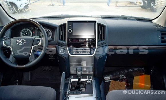 Acheter Import Voiture Toyota Land Cruiser Blanc à Import - Dubai, A'ana Acheter Import Voiture Toyota Land Cruiser Blanc à Import - Dubai, A'ana