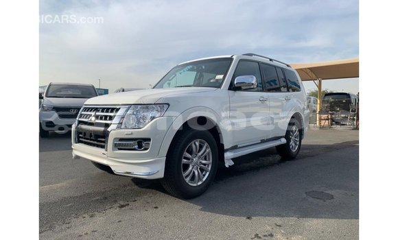 Acheter Import Voiture Mitsubishi Pajero Blanc à Import - Dubai, A'ana Acheter Import Voiture Mitsubishi Pajero Blanc à Import - Dubai, A'ana