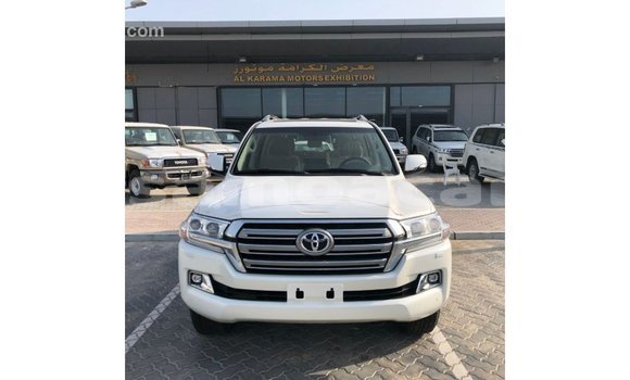 Acheter Import Voiture Toyota Land Cruiser Blanc à Import - Dubai, A'ana Acheter Import Voiture Toyota Land Cruiser Blanc à Import - Dubai, A'ana
