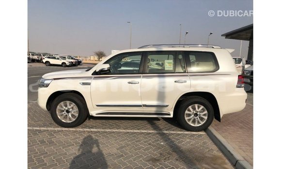 Acheter Import Voiture Toyota Land Cruiser Blanc à Import - Dubai, A'ana Acheter Import Voiture Toyota Land Cruiser Blanc à Import - Dubai, A'ana
