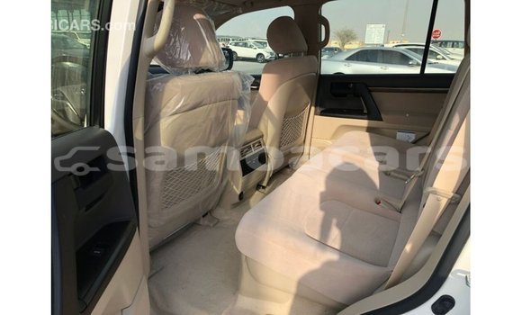 Acheter Import Voiture Toyota Land Cruiser Blanc à Import - Dubai, A'ana Acheter Import Voiture Toyota Land Cruiser Blanc à Import - Dubai, A'ana