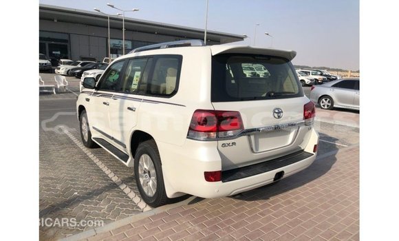 Acheter Import Voiture Toyota Land Cruiser Blanc à Import - Dubai, A'ana Acheter Import Voiture Toyota Land Cruiser Blanc à Import - Dubai, A'ana