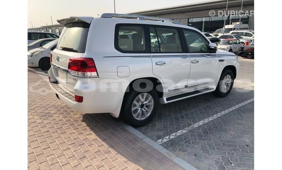 Acheter Import Voiture Toyota Land Cruiser Blanc à Import - Dubai, A'ana Acheter Import Voiture Toyota Land Cruiser Blanc à Import - Dubai, A'ana