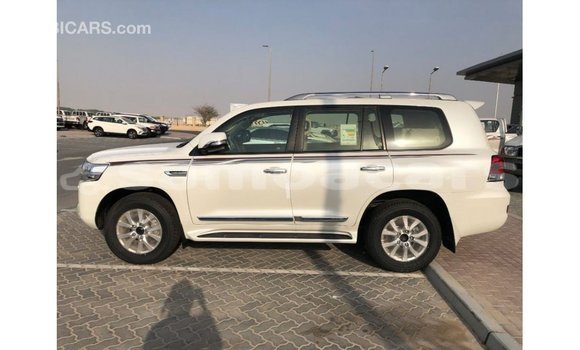 Acheter Import Voiture Toyota Land Cruiser Blanc à Import - Dubai, A'ana Acheter Import Voiture Toyota Land Cruiser Blanc à Import - Dubai, A'ana
