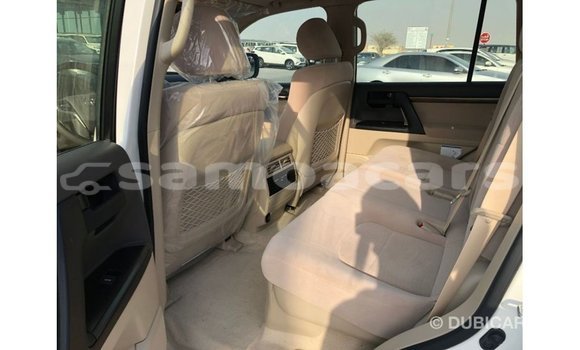Acheter Import Voiture Toyota Land Cruiser Blanc à Import - Dubai, A'ana Acheter Import Voiture Toyota Land Cruiser Blanc à Import - Dubai, A'ana