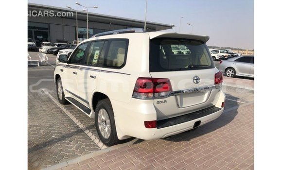 Acheter Import Voiture Toyota Land Cruiser Blanc à Import - Dubai, A'ana Acheter Import Voiture Toyota Land Cruiser Blanc à Import - Dubai, A'ana