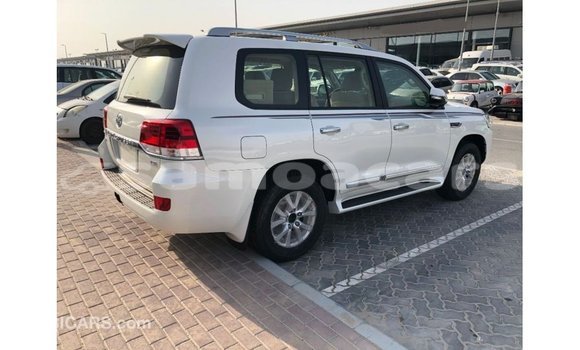 Acheter Import Voiture Toyota Land Cruiser Blanc à Import - Dubai, A'ana Acheter Import Voiture Toyota Land Cruiser Blanc à Import - Dubai, A'ana