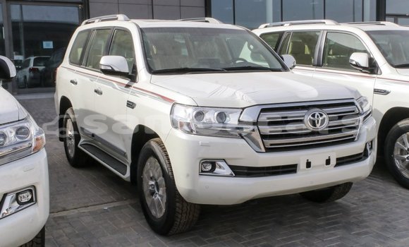 Acheter Import Voiture Toyota Land Cruiser Blanc à Import - Dubai, A'ana Acheter Import Voiture Toyota Land Cruiser Blanc à Import - Dubai, A'ana