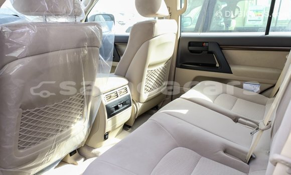 Acheter Import Voiture Toyota Land Cruiser Blanc à Import - Dubai, A'ana Acheter Import Voiture Toyota Land Cruiser Blanc à Import - Dubai, A'ana