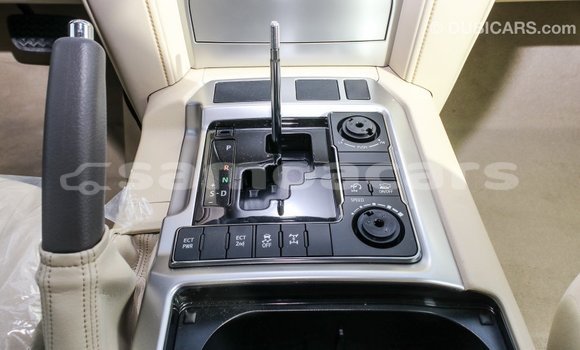 Acheter Import Voiture Toyota Land Cruiser Blanc à Import - Dubai, A'ana Acheter Import Voiture Toyota Land Cruiser Blanc à Import - Dubai, A'ana