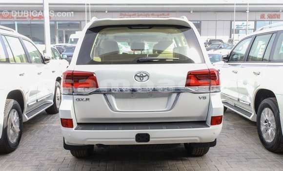 Acheter Import Voiture Toyota Land Cruiser Blanc à Import - Dubai, A'ana Acheter Import Voiture Toyota Land Cruiser Blanc à Import - Dubai, A'ana